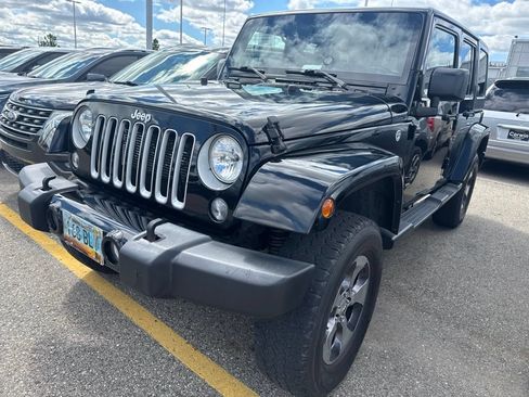 Used 2016 Jeep Wrangler Unlimited Sahara w/ Connectivity Group AWD/4WD image 3