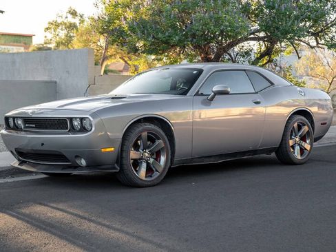 Used 2013 Dodge Challenger SXT RWD image 1
