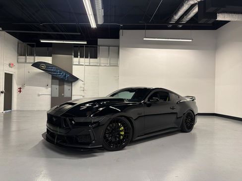 Used 2025 Ford Mustang GT RWD image 2