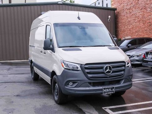 Used 2024 Mercedes-Benz Sprinter 2500 image 3