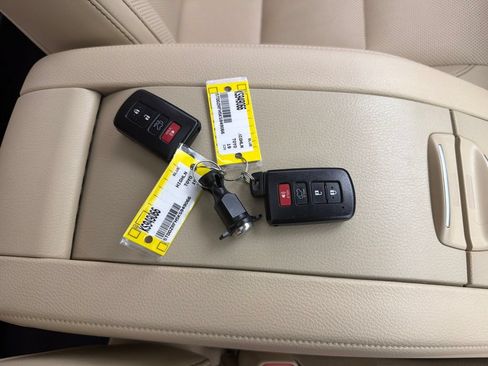 Used 2019 Toyota Highlander Limited AWD/4WD image 37