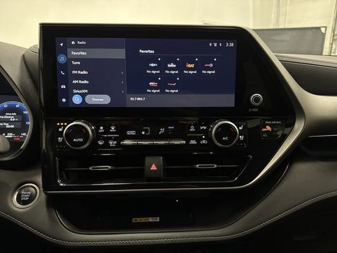 Used 2024 Toyota Highlander Limited image 9