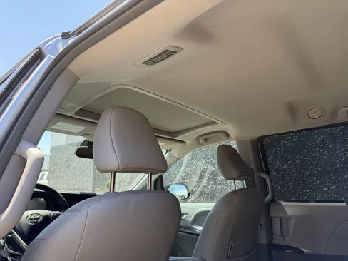 Used 2019 Toyota Sienna XLE FWD image 16