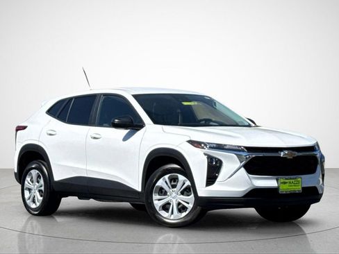 Used 2025 Chevrolet Trax LS FWD image 2