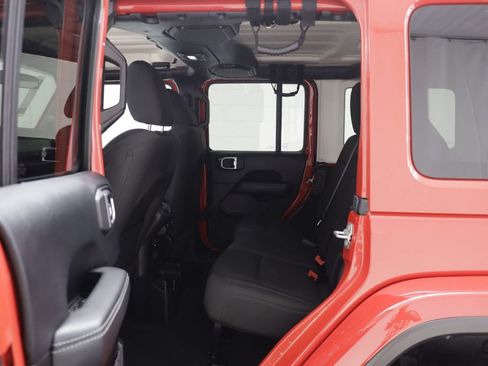 Used 2018 Jeep Wrangler Unlimited Sahara AWD/4WD image 14