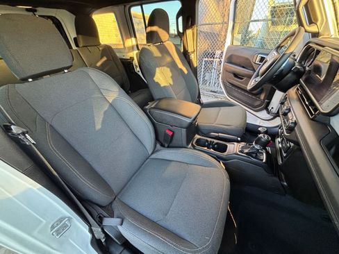 Used 2025 Jeep Wrangler Sahara image 36