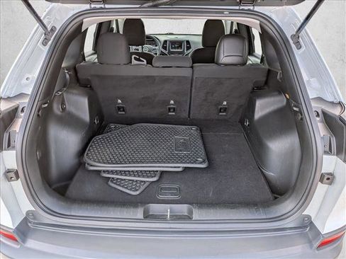 Used 2019 Jeep Cherokee Latitude w/ Cold Weather Group AWD/4WD image 7