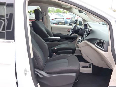 Used 2023 Chrysler Voyager LX image 26