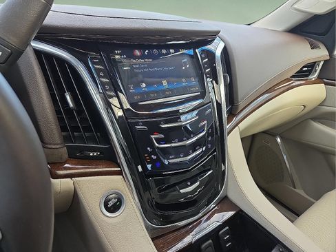 Used 2017 Cadillac Escalade Luxury AWD/4WD image 17