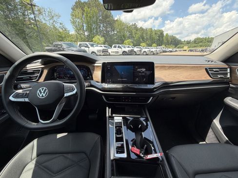 Used 2025 Volkswagen Atlas SE AWD/4WD image 7
