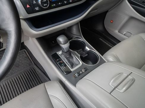 Used 2014 Toyota Highlander Limited Platinum AWD/4WD image 10