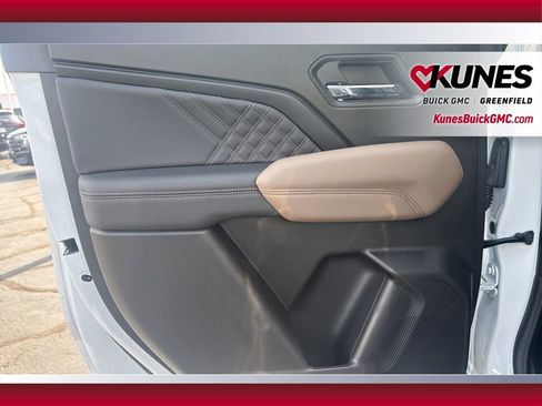 Used 2024 GMC Canyon Denali image 36