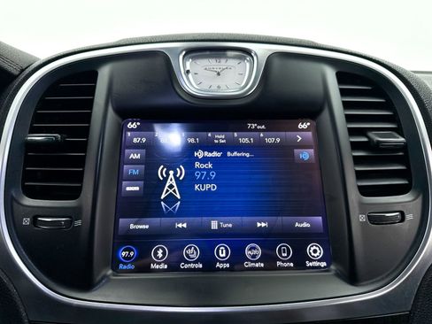 Used 2018 Chrysler 300 Limited image 16