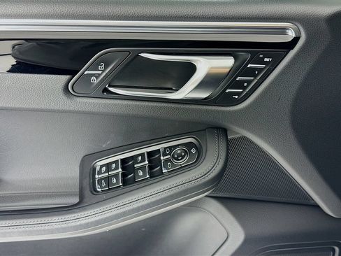 Certified 2025 Porsche Macan AWD/4WD image 11