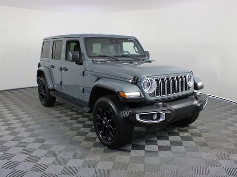 Used 2025 Jeep Wrangler Unlimited Sahara AWD/4WD image 24