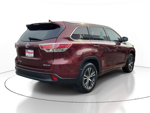 Used 2016 Toyota Highlander XLE AWD/4WD image 4