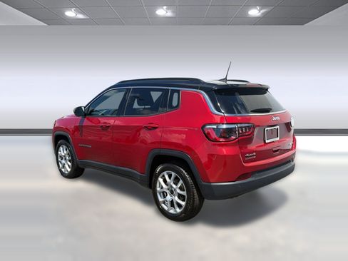 Used 2025 Jeep Compass Limited AWD/4WD image 3