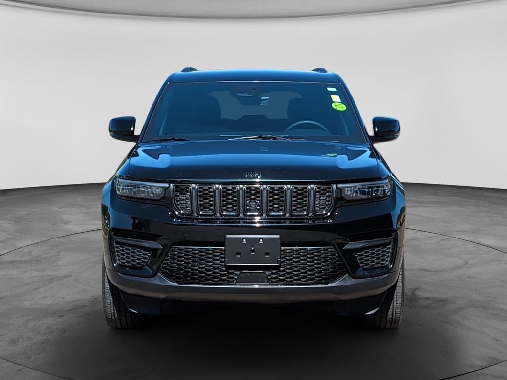 Used 2025 Jeep Grand Cherokee Altitude AWD/4WD image 2