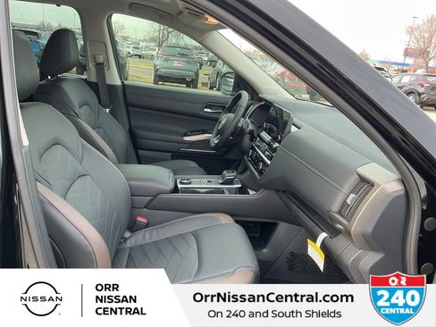 New 2025 Nissan Pathfinder Platinum image 11