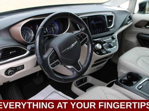 Used 2018 Chrysler Pacifica Touring-L Plus FWD image 2