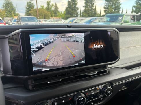 Used 2025 Jeep Wrangler Unlimited Sahara AWD/4WD image 23
