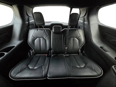 Used 2025 Chrysler Pacifica Limited image 30