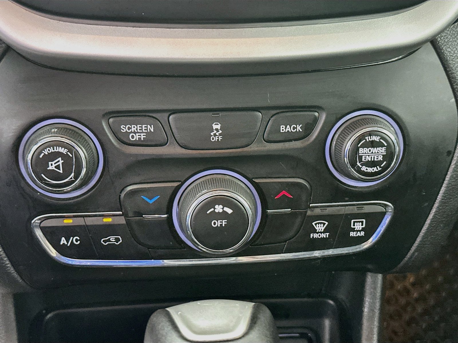 Used 2018 Jeep Cherokee Latitude Plus w/ Cold Weather Group AWD/4WD image 15