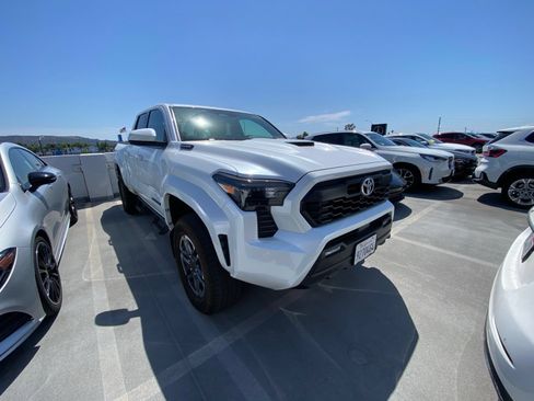 Used 2025 Toyota Tacoma TRD Sport AWD/4WD image 2