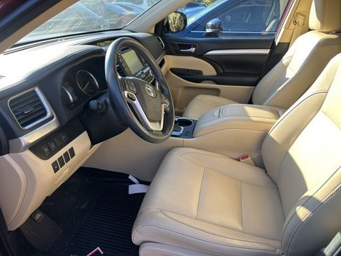 Used 2018 Toyota Highlander SE image 12