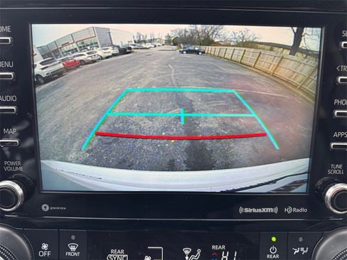 Used 2022 Toyota Highlander XLE image 25