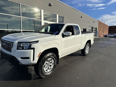 Used 2024 Nissan Frontier SV w/ Technology Package image 11