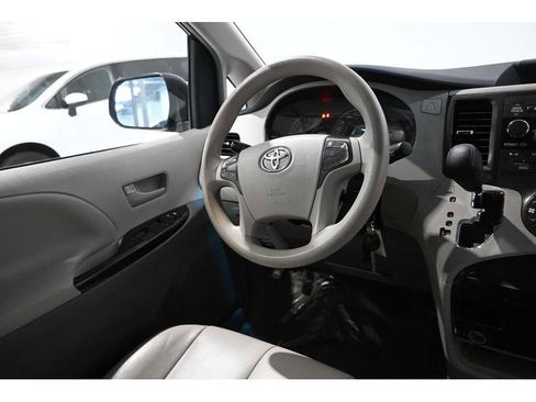 Used 2014 Toyota Sienna LE image 24