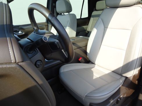 Used 2023 GMC Yukon SLT w/ SLT Luxury Package AWD/4WD image 28