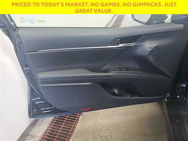 Used 2024 Toyota Camry SE w/ Convenience Package FWD image 4
