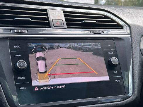 Certified 2024 Volkswagen Tiguan SE R-Line FWD image 32