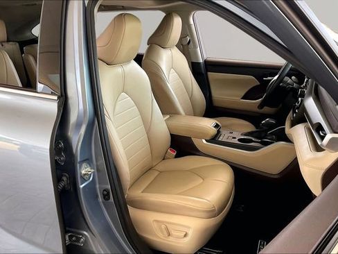 Used 2020 Toyota Highlander XLE FWD image 21