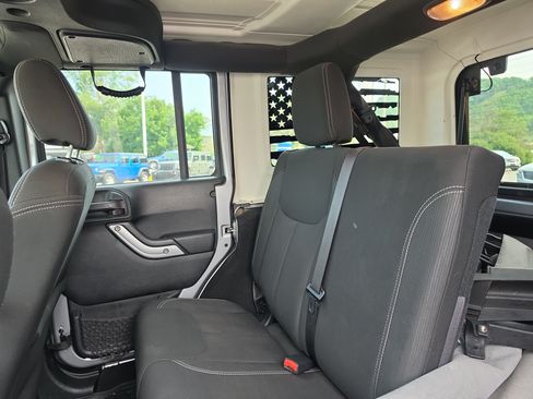 Used 2018 Jeep Wrangler Unlimited Sahara AWD/4WD image 14