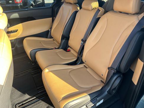 Used 2022 Kia Carnival EX image 12