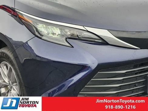 Used 2025 Toyota Sienna XLE image 9