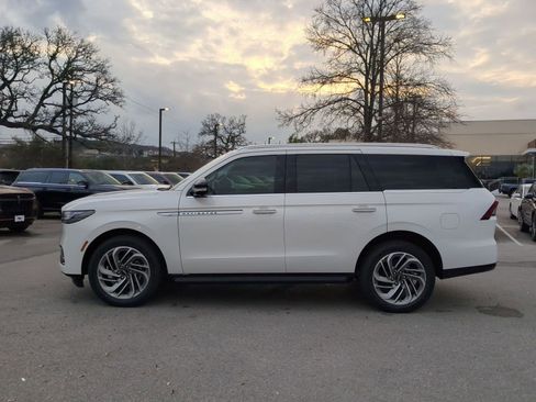 New 2026 Lincoln Navigator Premiere image 6