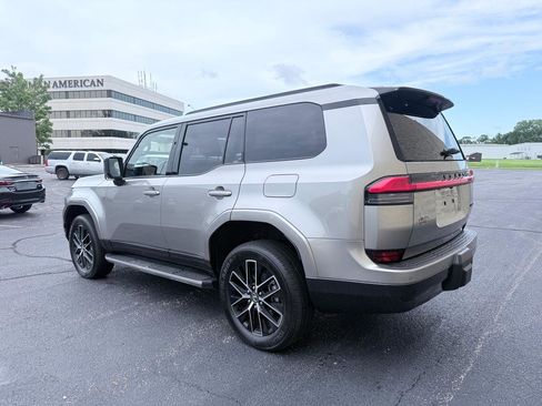 Used 2025 Lexus GX 550 w/ Accessory Package (2T) AWD/4WD image 3