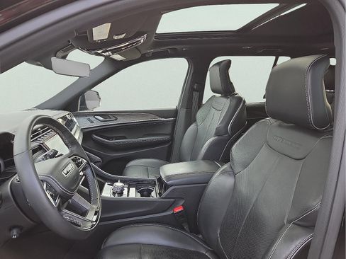 Used 2023 Jeep Grand Cherokee Overland w/ Advanced Protech Group III image 13