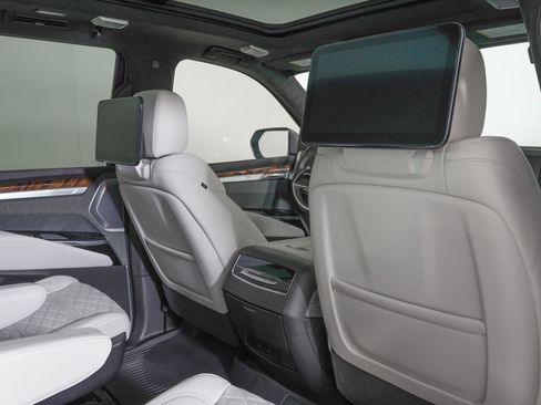 Used 2026 Cadillac Escalade Platinum Luxury w/ LPO, Floor Liner Package AWD/4WD image 11