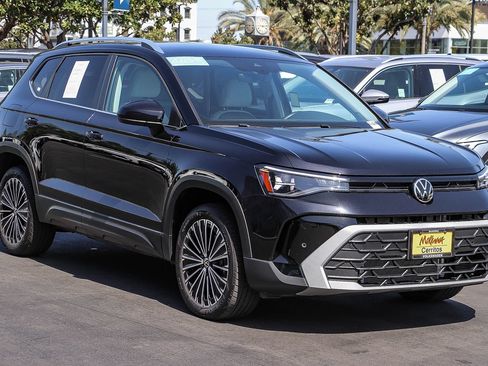 Certified 2025 Volkswagen Taos SE FWD image 3