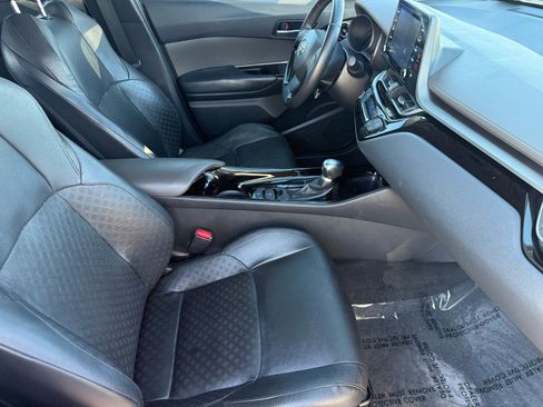 Used 2020 Toyota C-HR Limited image 31