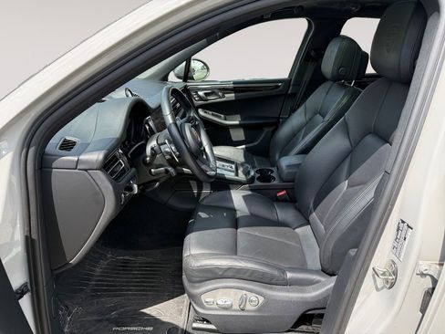 Used 2023 Porsche Macan Turbo image 2