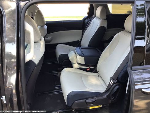 Used 2025 Kia Carnival SX FWD image 9