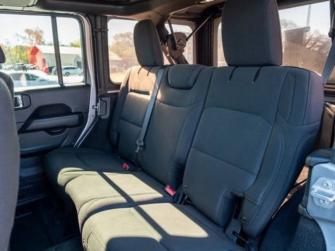 Used 2018 Jeep Wrangler Unlimited Sahara image 7