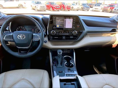 Used 2020 Toyota Highlander Limited image 15