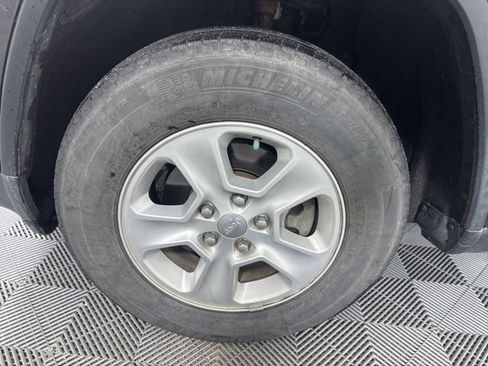 Used 2014 Jeep Grand Cherokee Laredo w/ Security & Convenience Group image 9